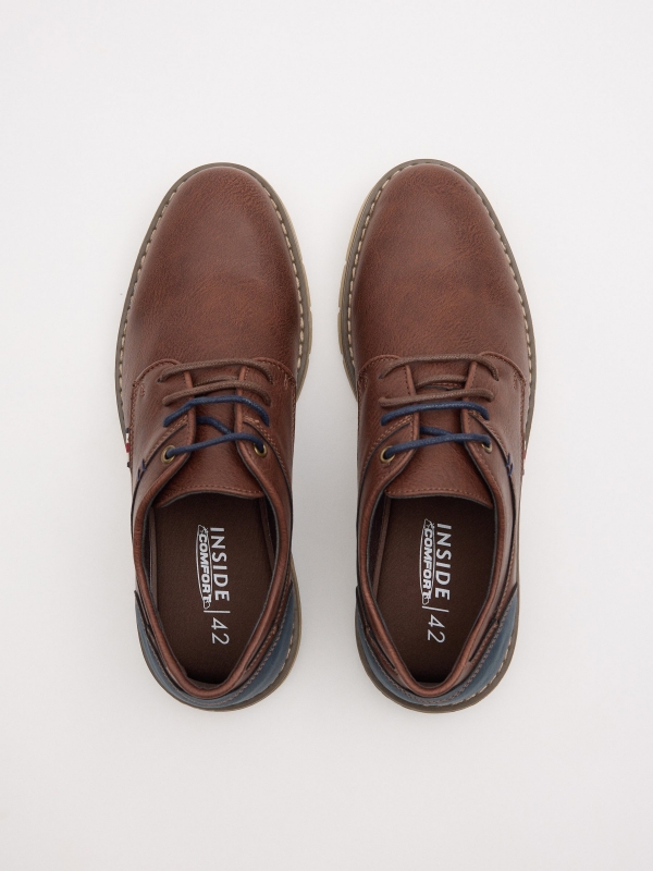 Zapato clásico bicolor marrón oscuro vista cenital