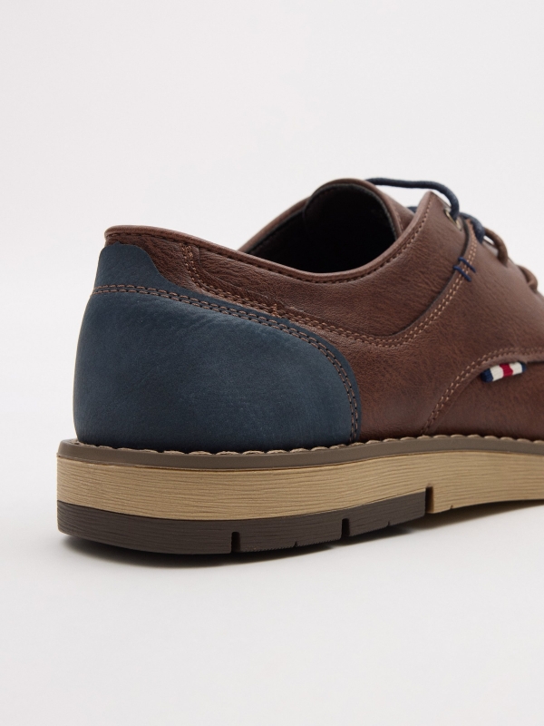 Zapato clásico bicolor marrón oscuro vista detalle