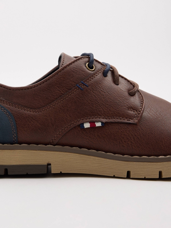 Zapato clásico bicolor marrón oscuro vista detalle