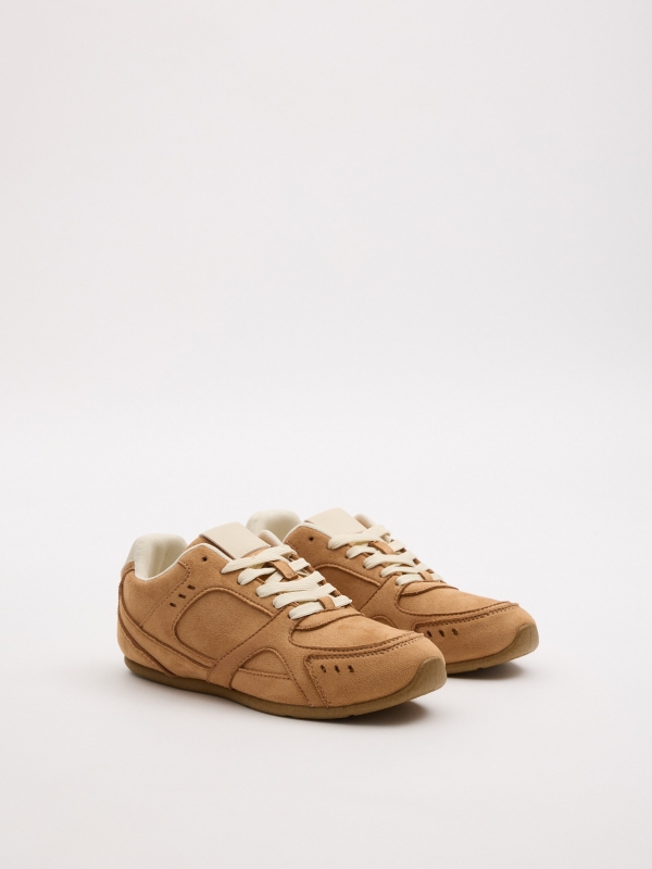 Zapatilla deportiva casual crudo vista frontal 45º