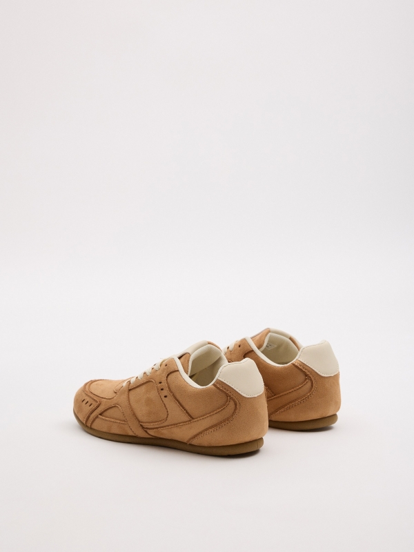 Zapatilla deportiva casual crudo vista trasera 45º