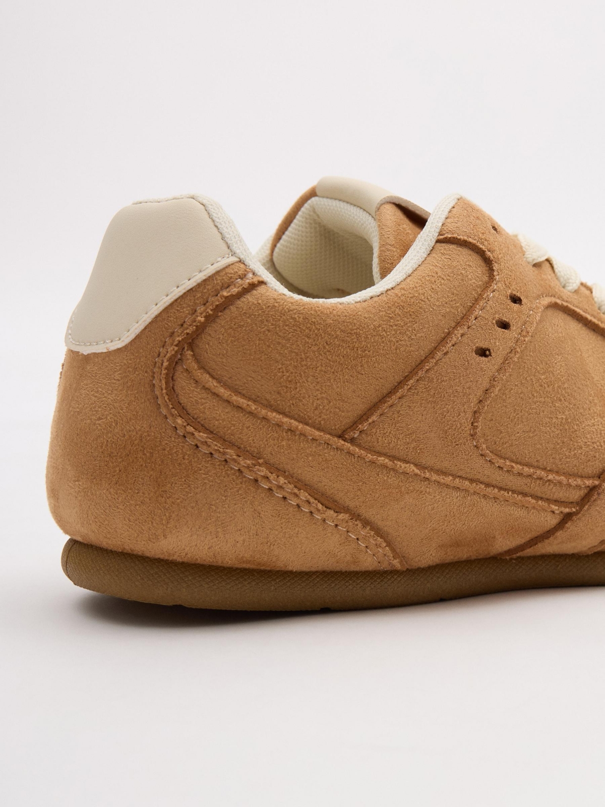Zapatilla deportiva casual crudo vista detalle