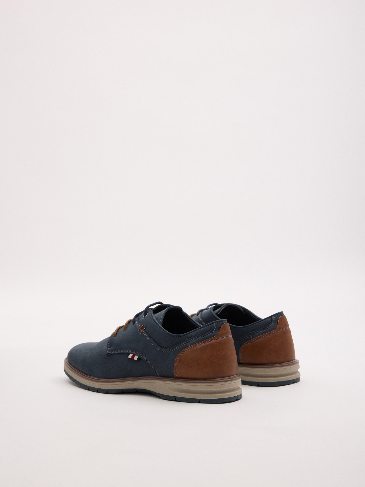Zapato clásico casual azul marino vista trasera 45º