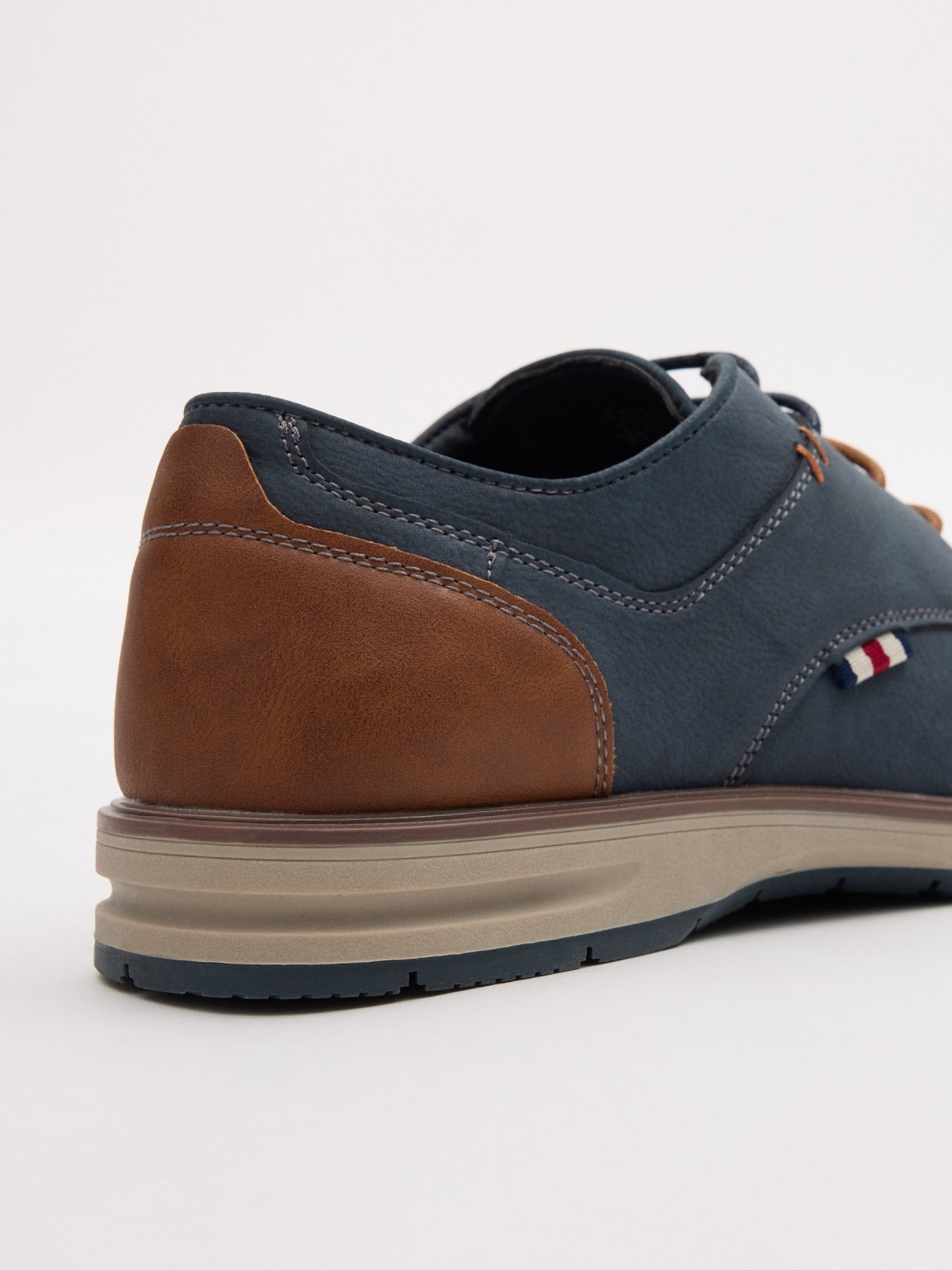 Zapato clásico casual azul marino vista detalle