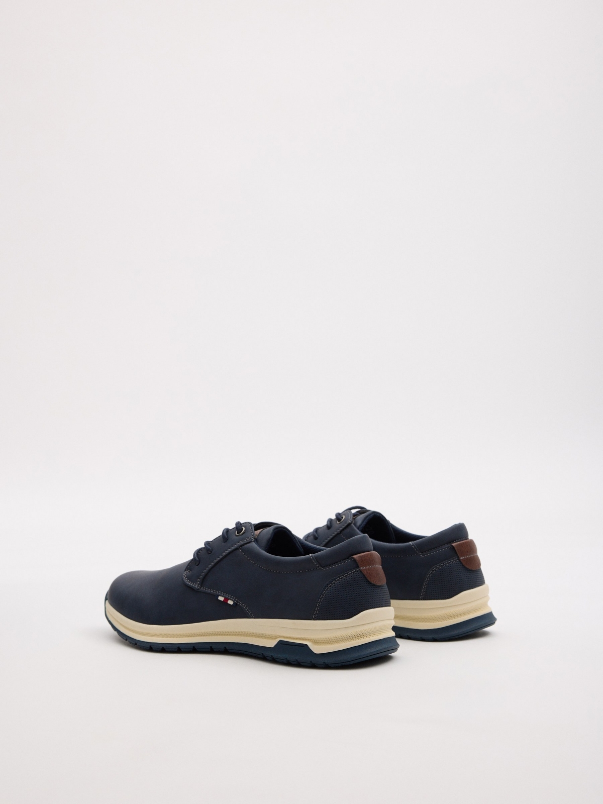 Zapato clásico deportivo azul azul marino vista trasera 45º