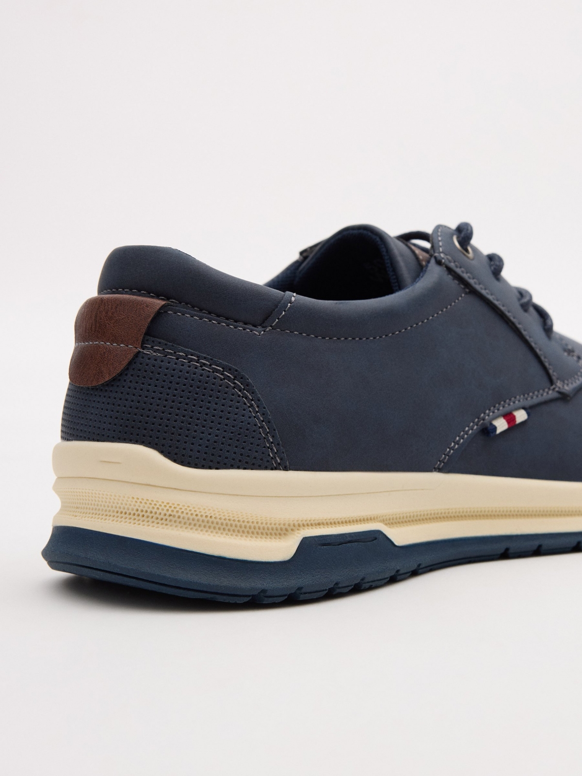Zapato clásico deportivo azul azul marino vista detalle