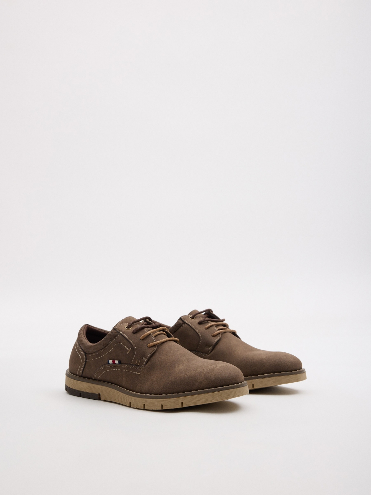 Zapato clásico marrón taupe vista frontal 45º