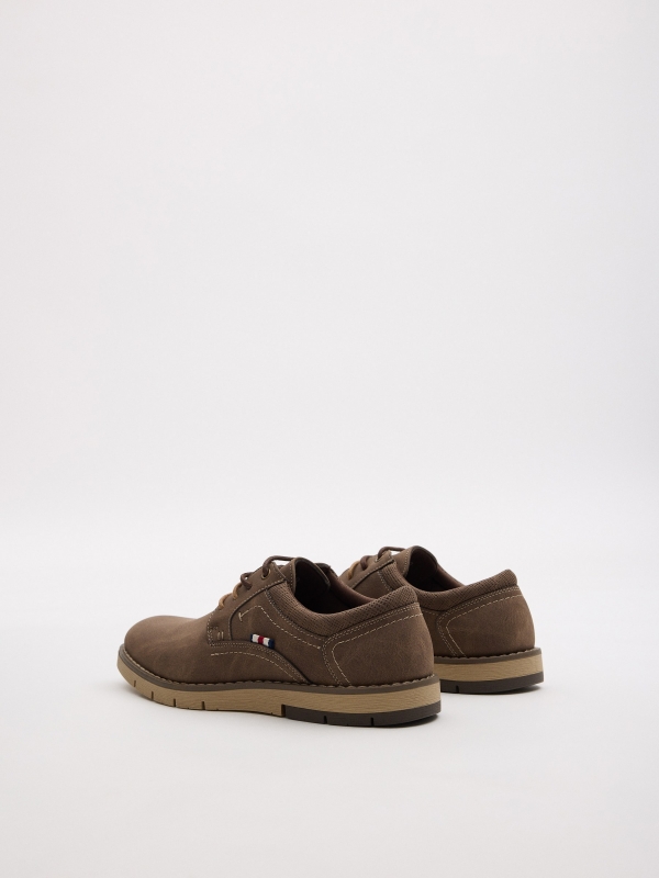 Zapato clásico marrón taupe vista trasera 45º