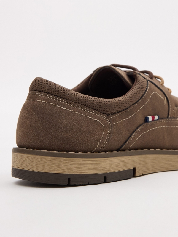 Zapato clásico marrón taupe vista detalle