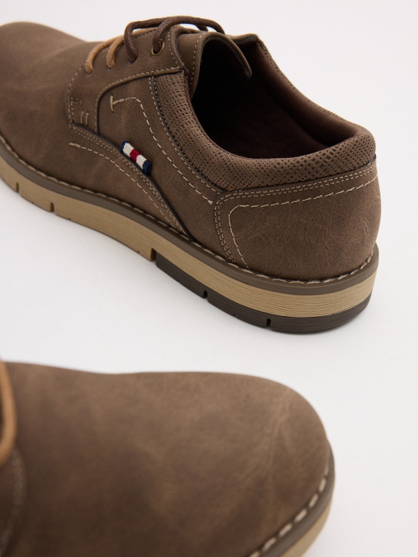 Zapato clásico marrón taupe vista detalle