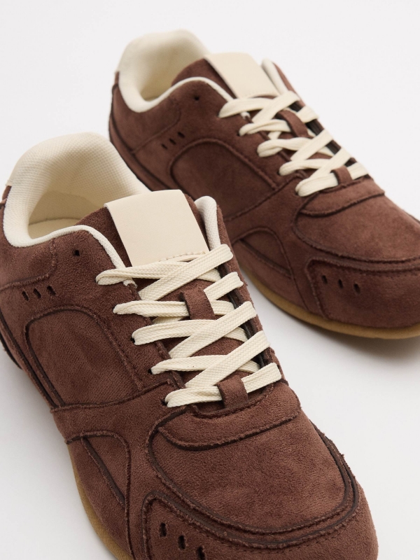 Zapatilla deportiva casual marrón marrón oscuro vista detalle