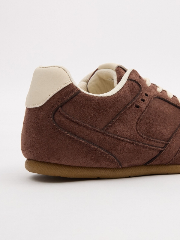 Zapatilla deportiva casual marrón marrón oscuro vista detalle