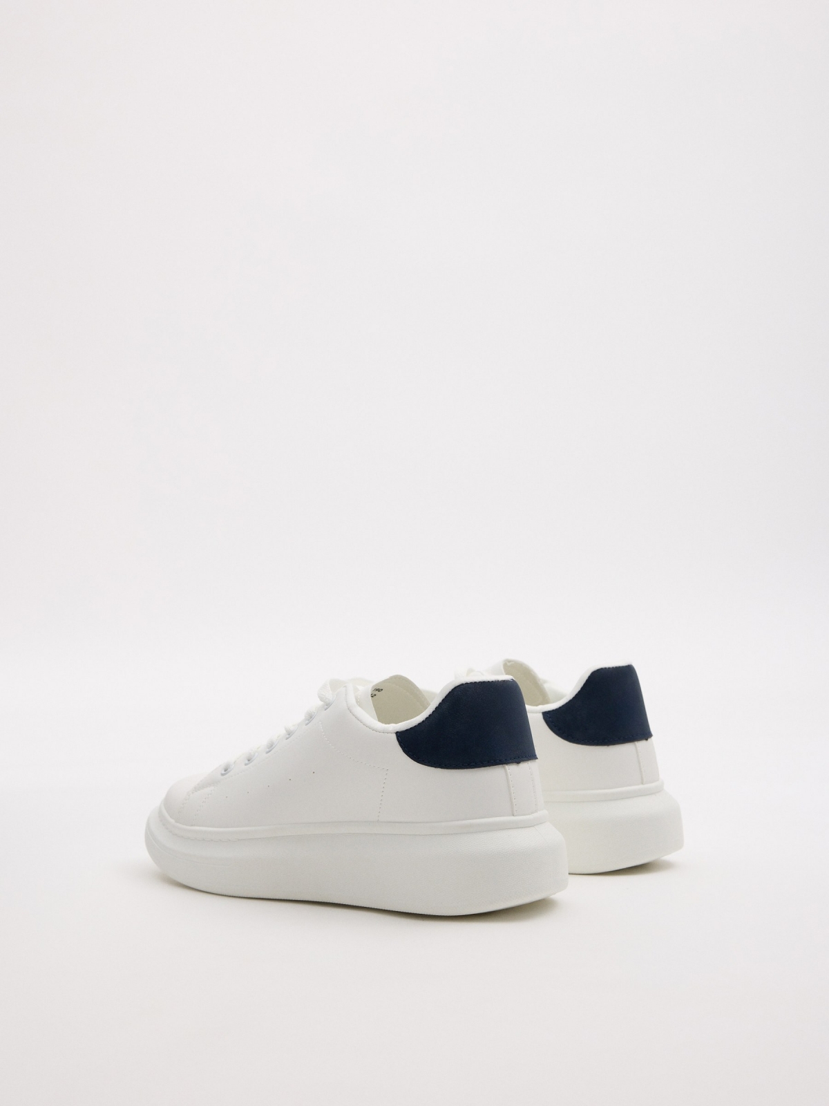 Sneaker volume white 45º back view