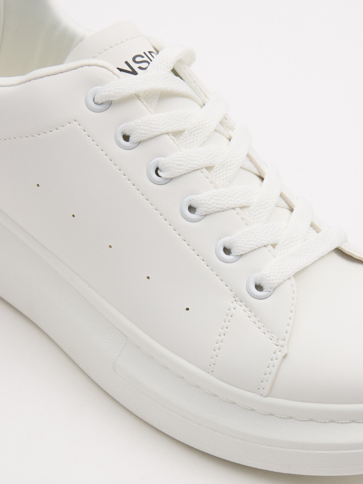 Ténis desportivo volume branco vista detalhe