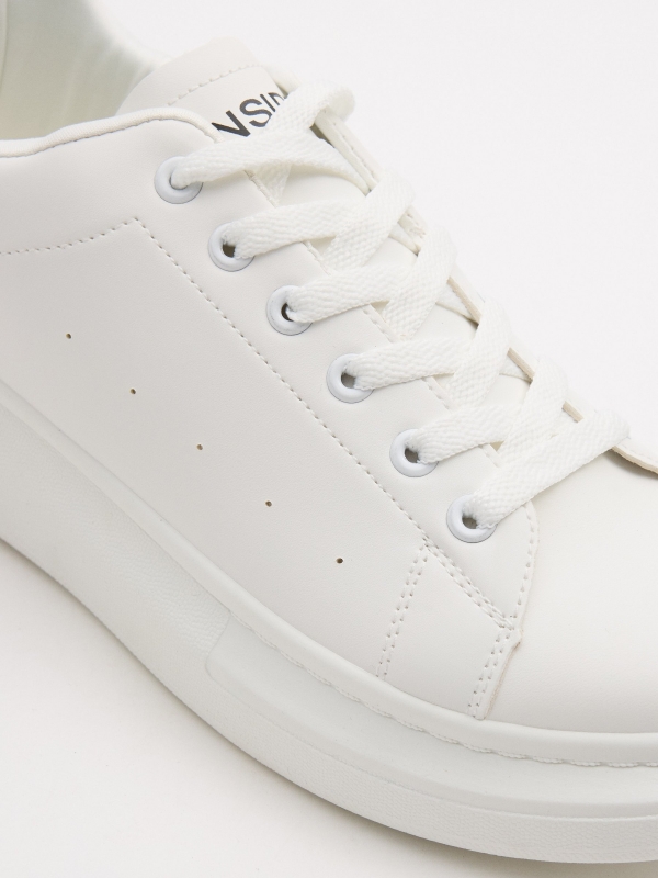 Ténis desportivo volume branco vista detalhe