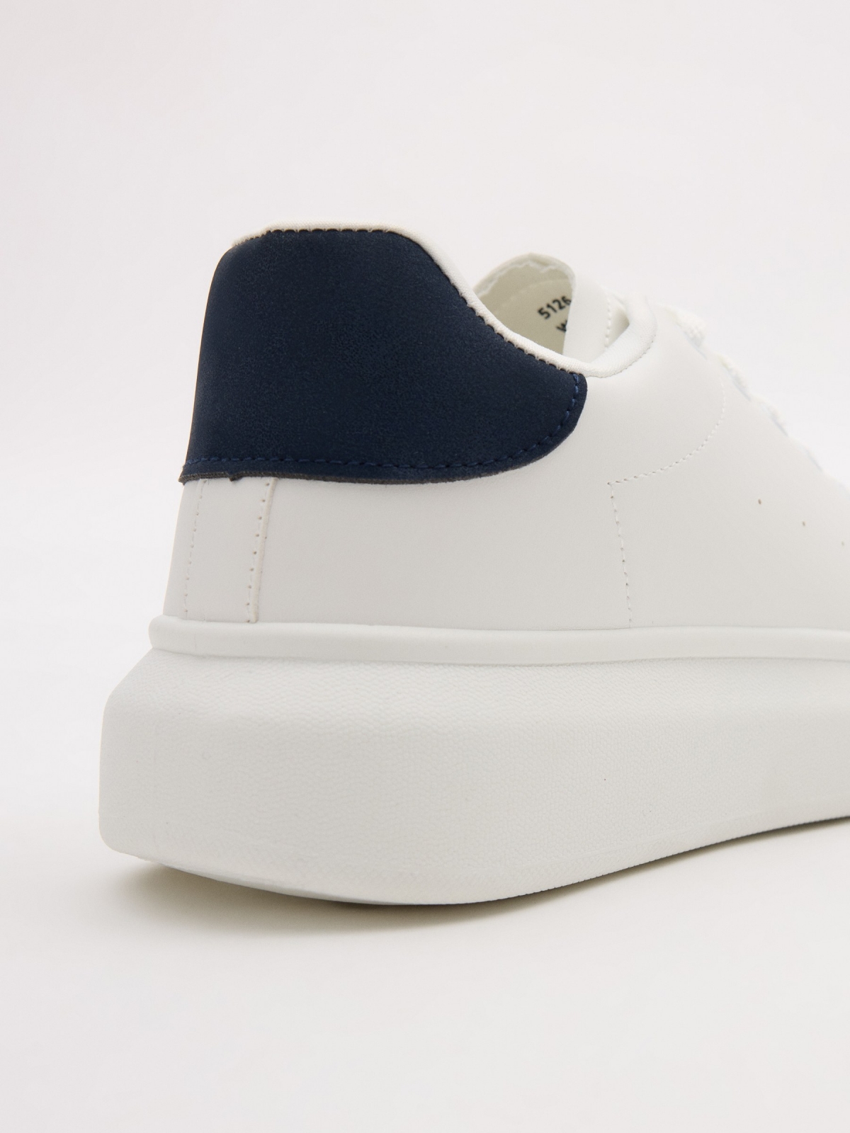 Ténis desportivo volume branco vista detalhe