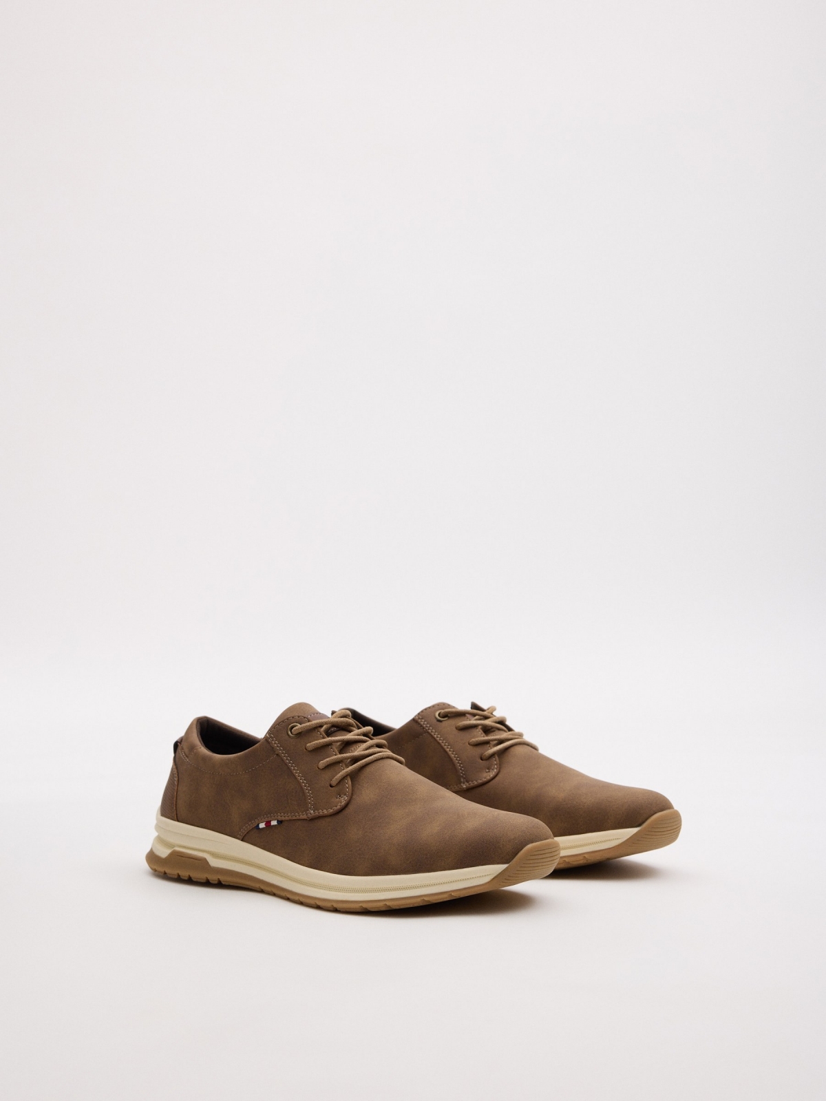 Zapato clásico deportivo marrón marrón tostado vista frontal 45º