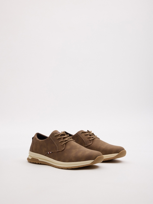Zapato clásico deportivo marrón marrón tostado vista frontal 45º