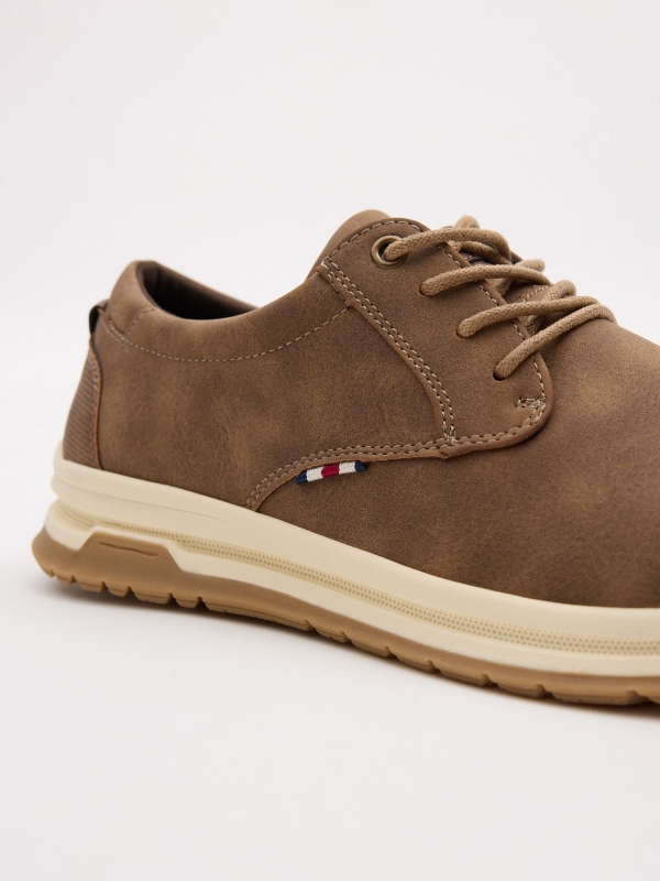 Zapato clásico deportivo marrón marrón tostado vista detalle