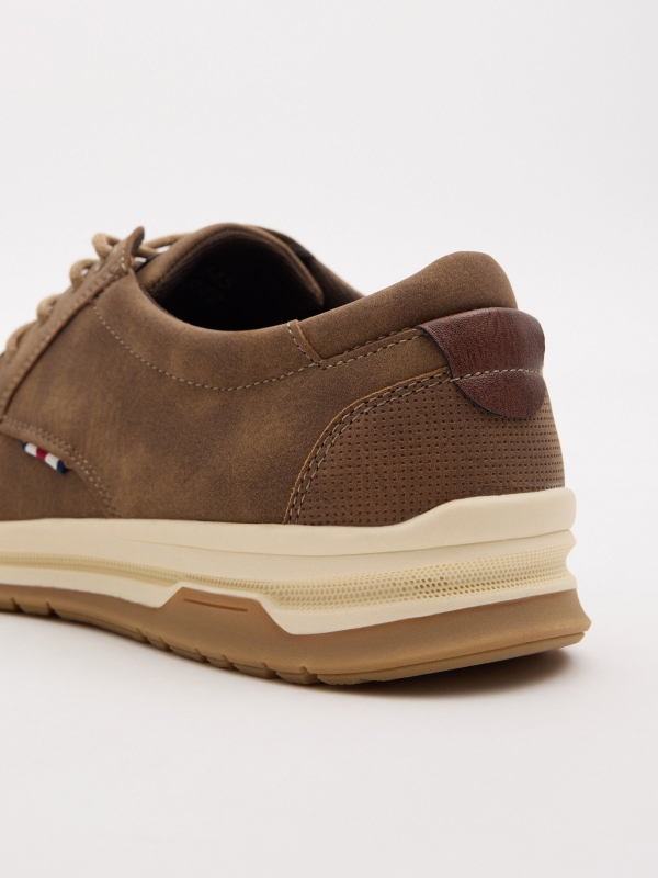 Zapato clásico deportivo marrón marrón tostado vista detalle