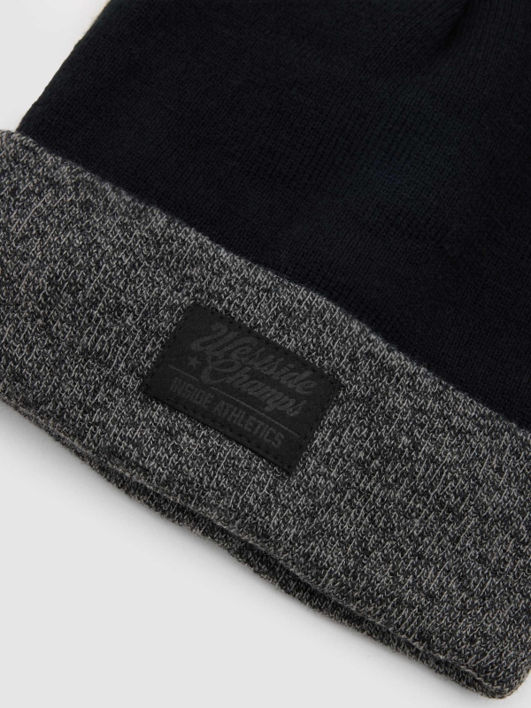 Gorro básico negro y gris vuelto gris vista detalle