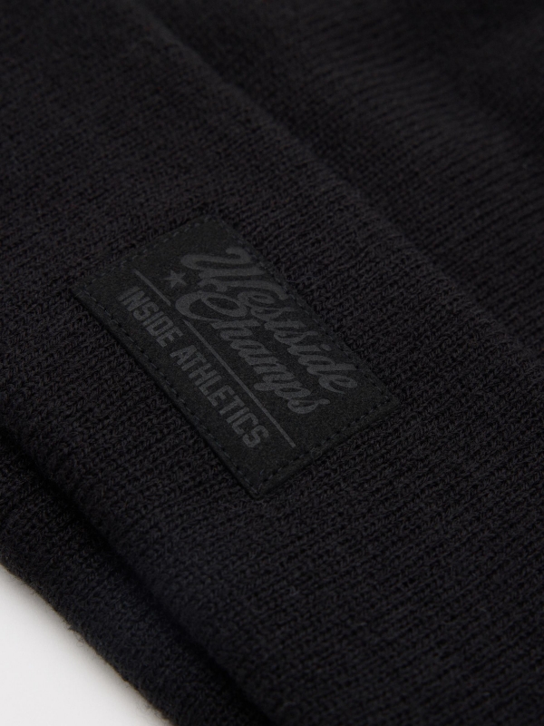 Gorro básico negro vuelto negro vista detalle