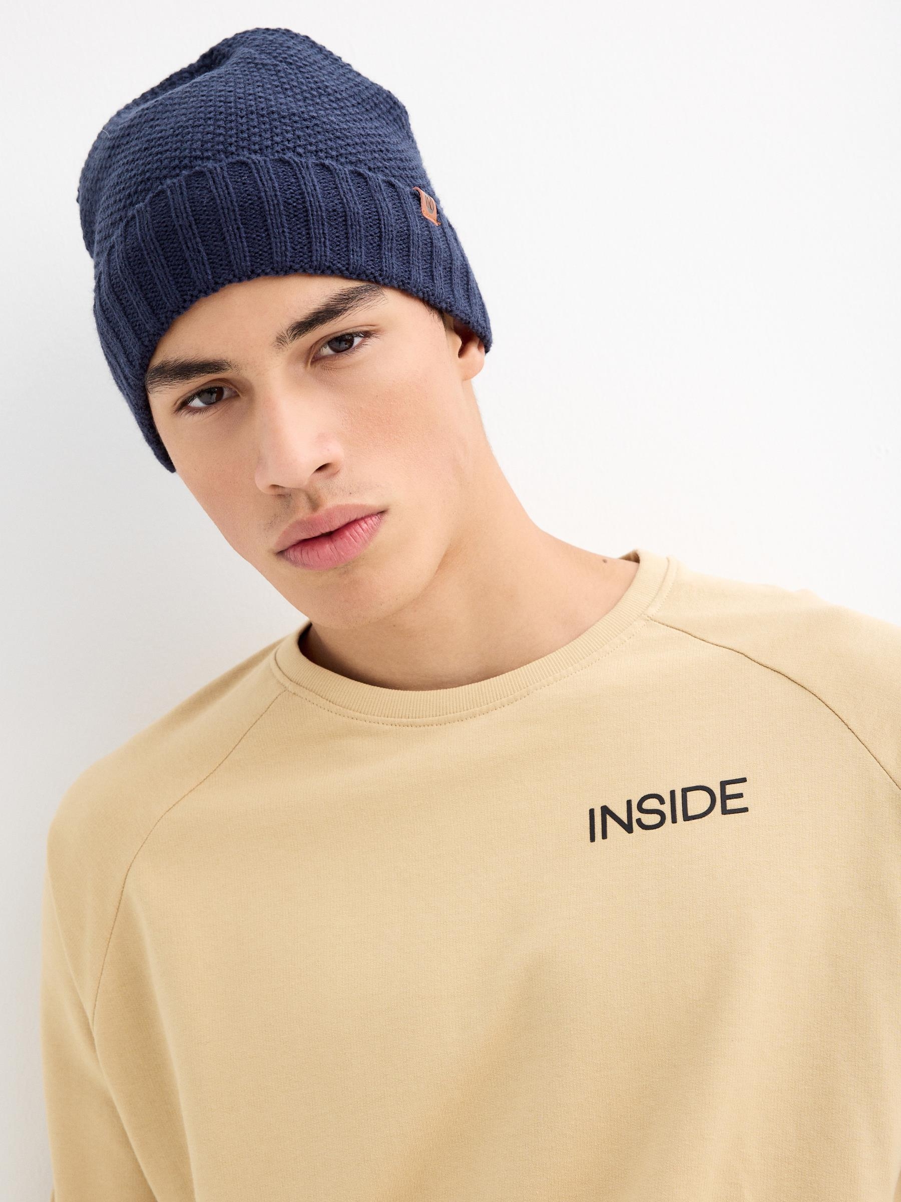 Gorro de tricô forro polar azul marinho vista lateral frontal 45º