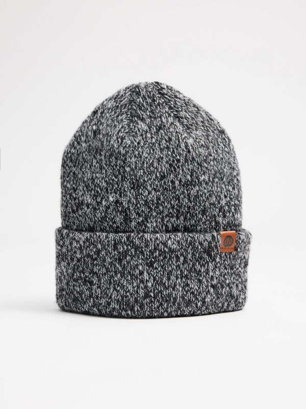 Gorro vuelto de punto gris gris con modelo