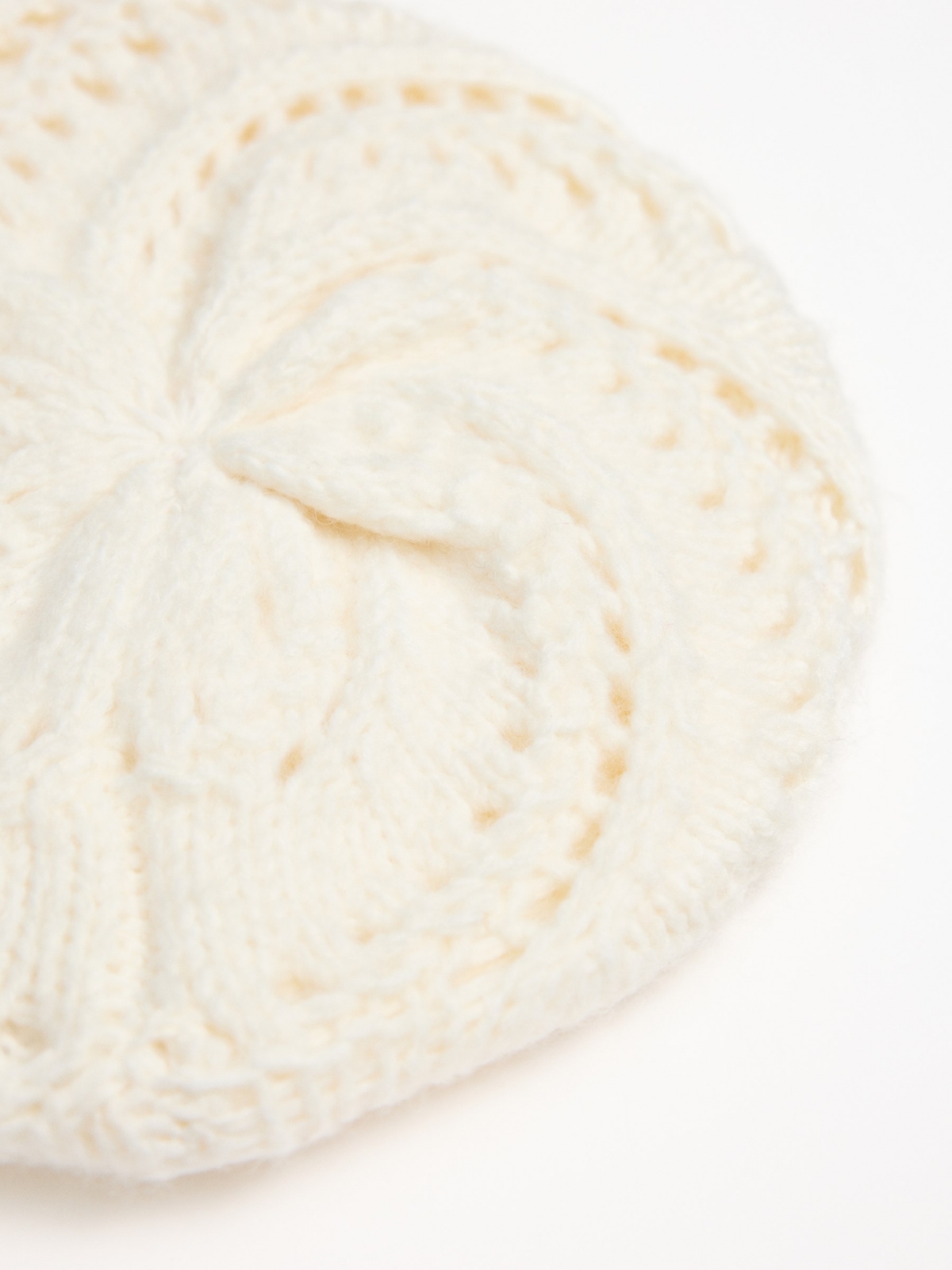 White knit beret white detail view