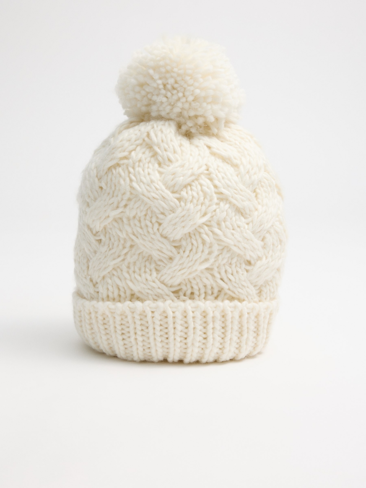 Gorro trenzado pompón blanco vista detalle