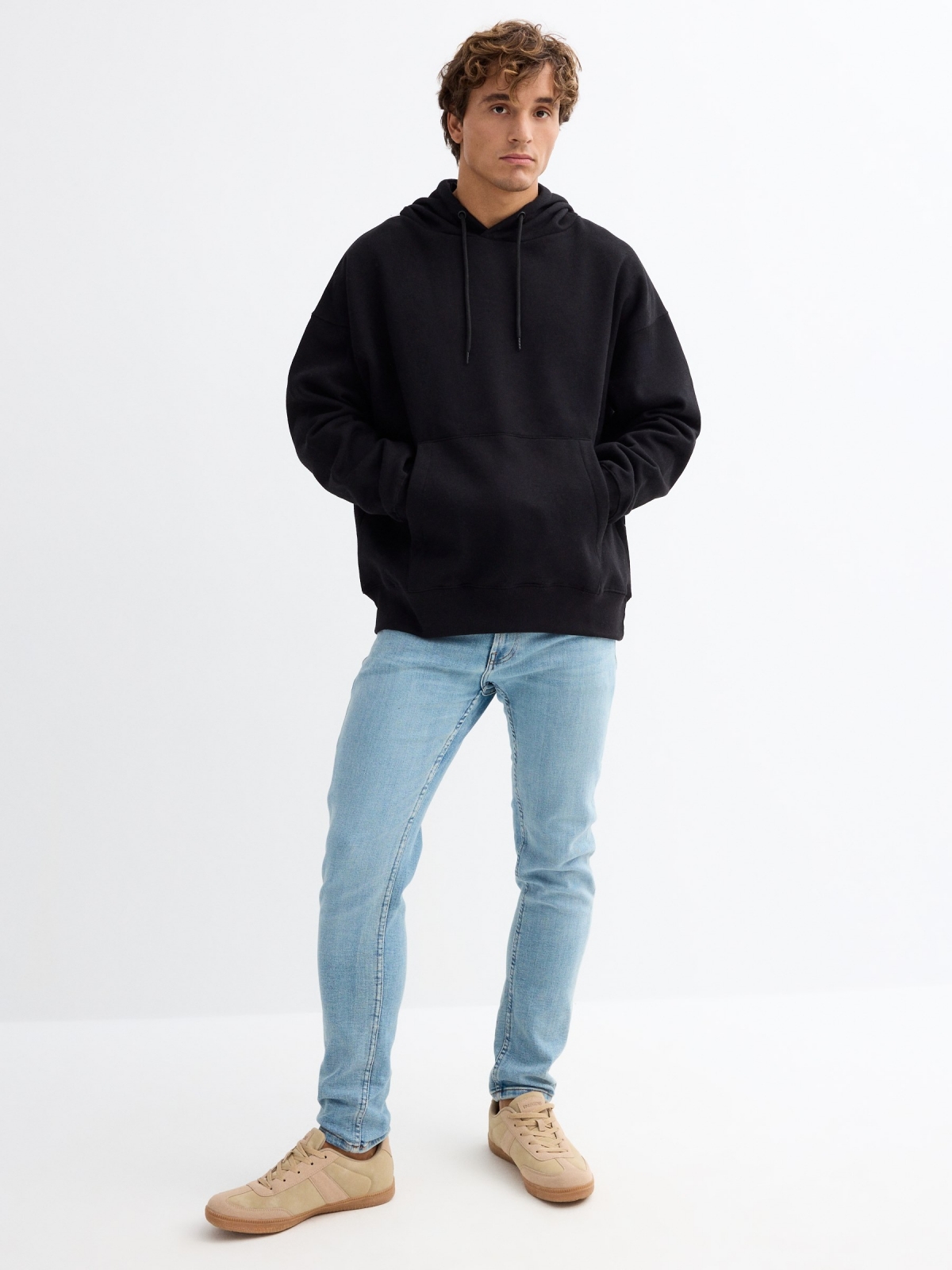 Sudadera básica negra con capucha negro vista general frontal