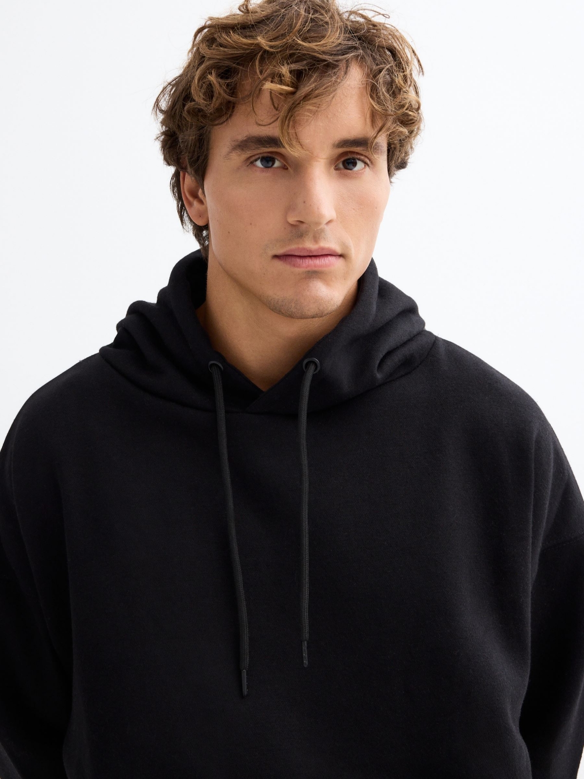 Sudadera básica negra con capucha negro vista detalle