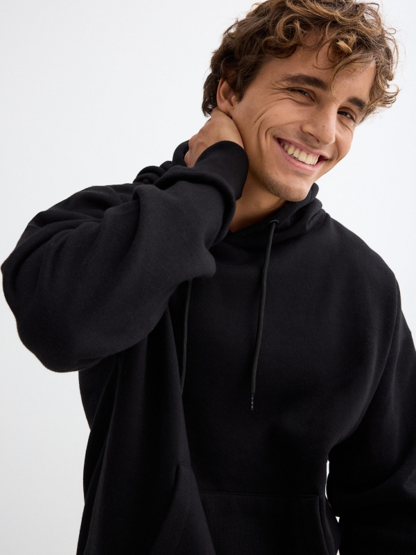 Sudadera básica negra con capucha negro vista detalle