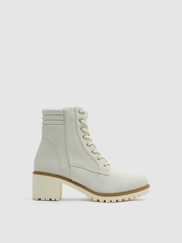 Bota de salto com atacadores crua