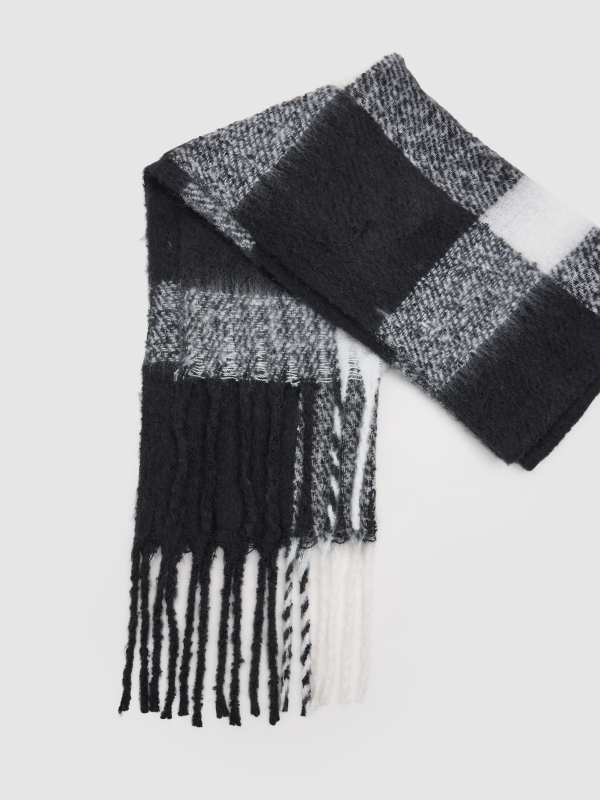 Cachecol xadrez franjas branco e preto preto vista enrolado