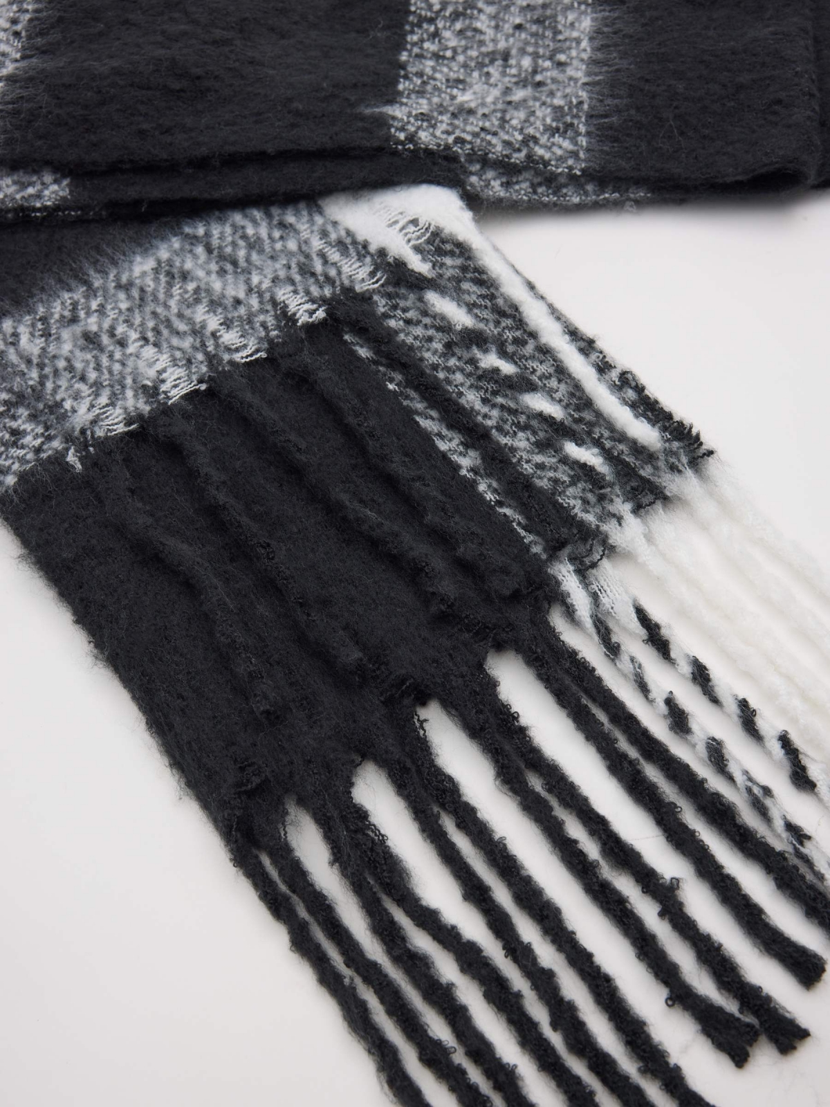 Cachecol xadrez franjas branco e preto preto vista detalhe