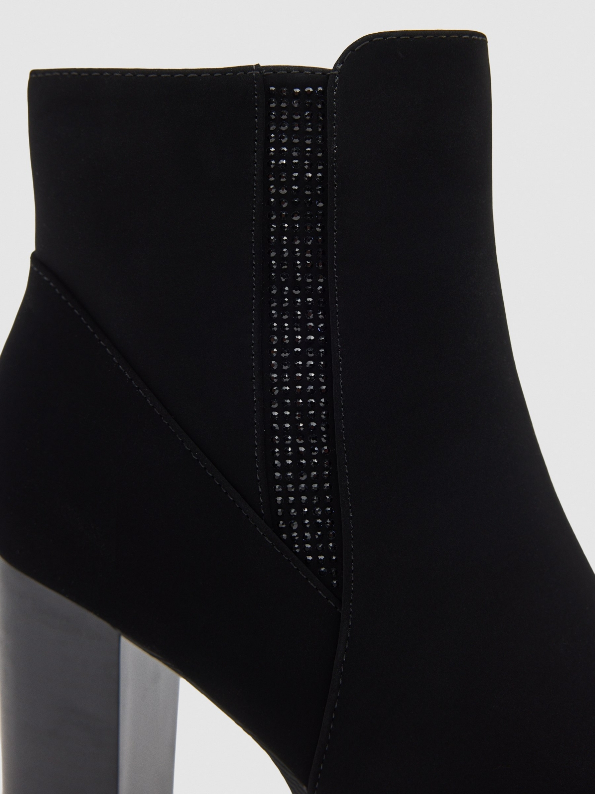 Botim salto alto brilhos preto vista detalhe