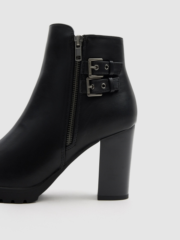 Bota salto alto fivelas preto vista superior