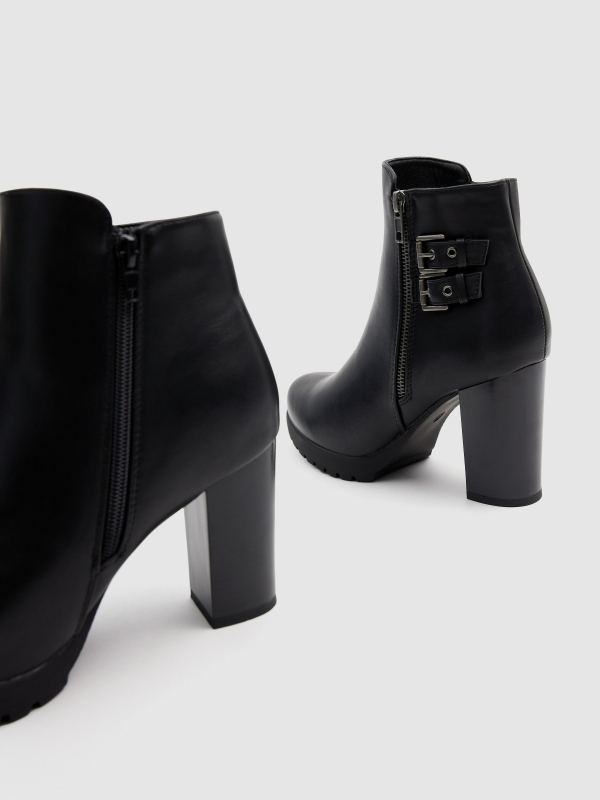Bota salto alto fivelas preto vista detalhe