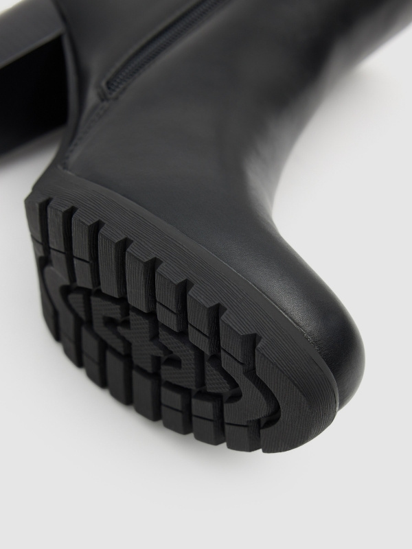 Bota salto alto fivelas preto vista detalhe
