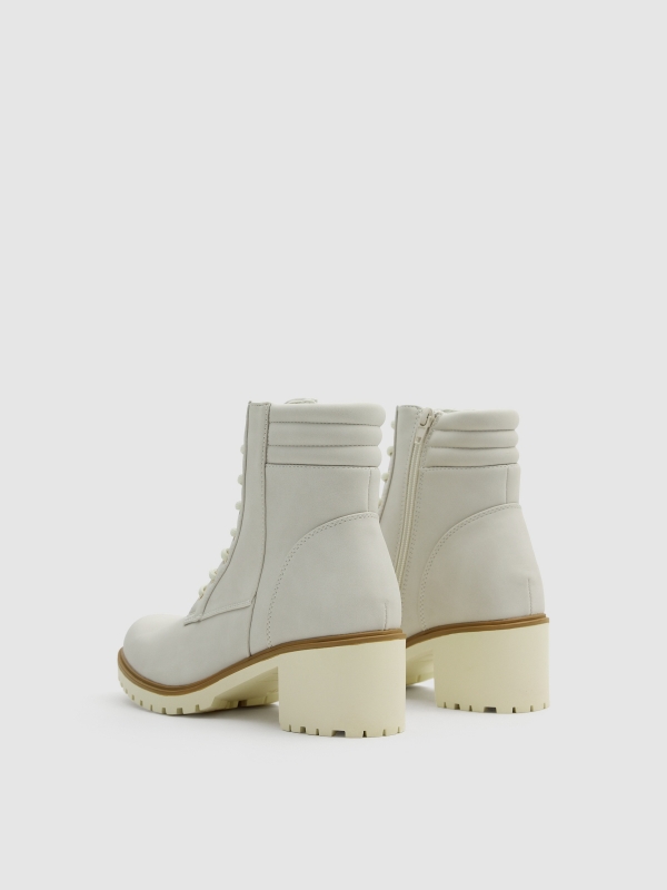 Bota de salto com atacadores crua vista traseira 45º