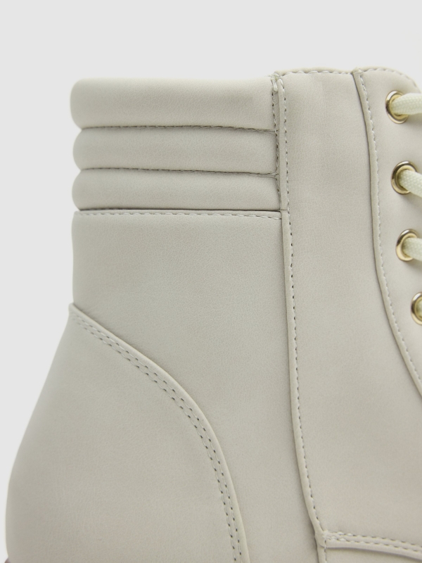 Lace-up heeled boot raw zenithal view