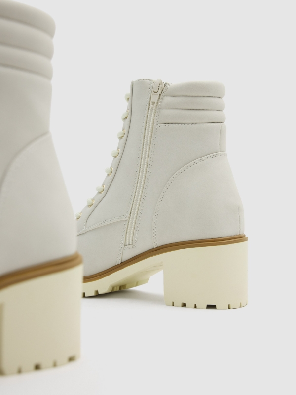 Bota de salto com atacadores crua vista detalhe