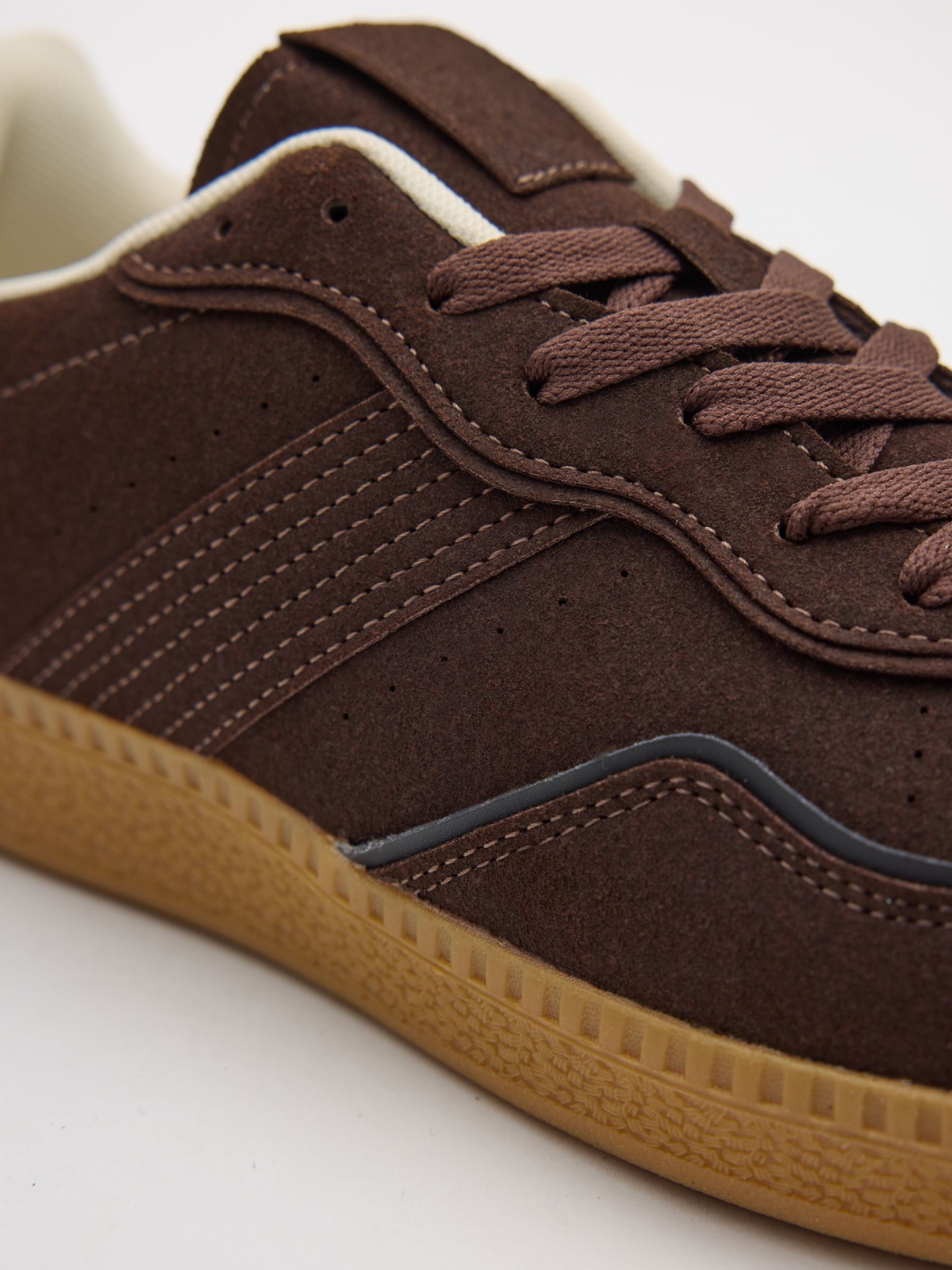 Zapatilla casual marrón oscuro vista detalle