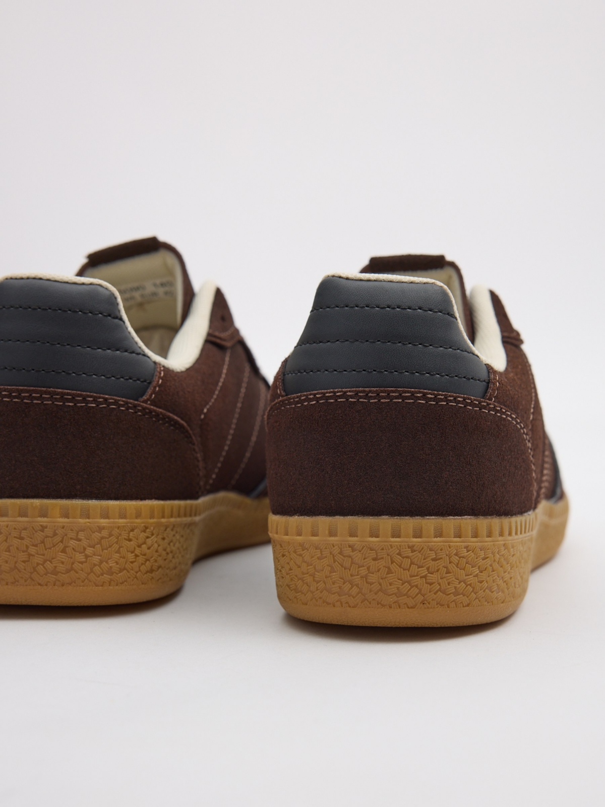 Zapatilla casual marrón oscuro vista detalle
