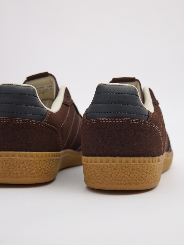Zapatilla casual marrón oscuro vista detalle