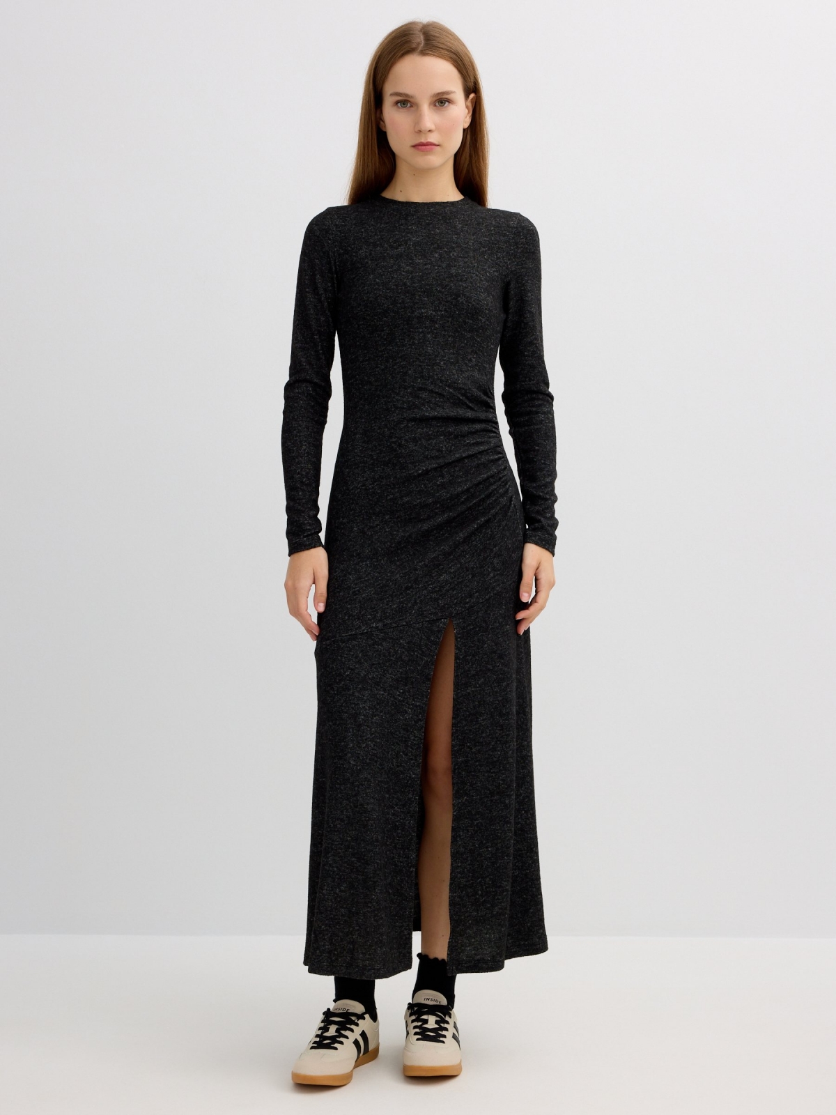 Vestido midi com abertura cinza escuro vista meia frontal