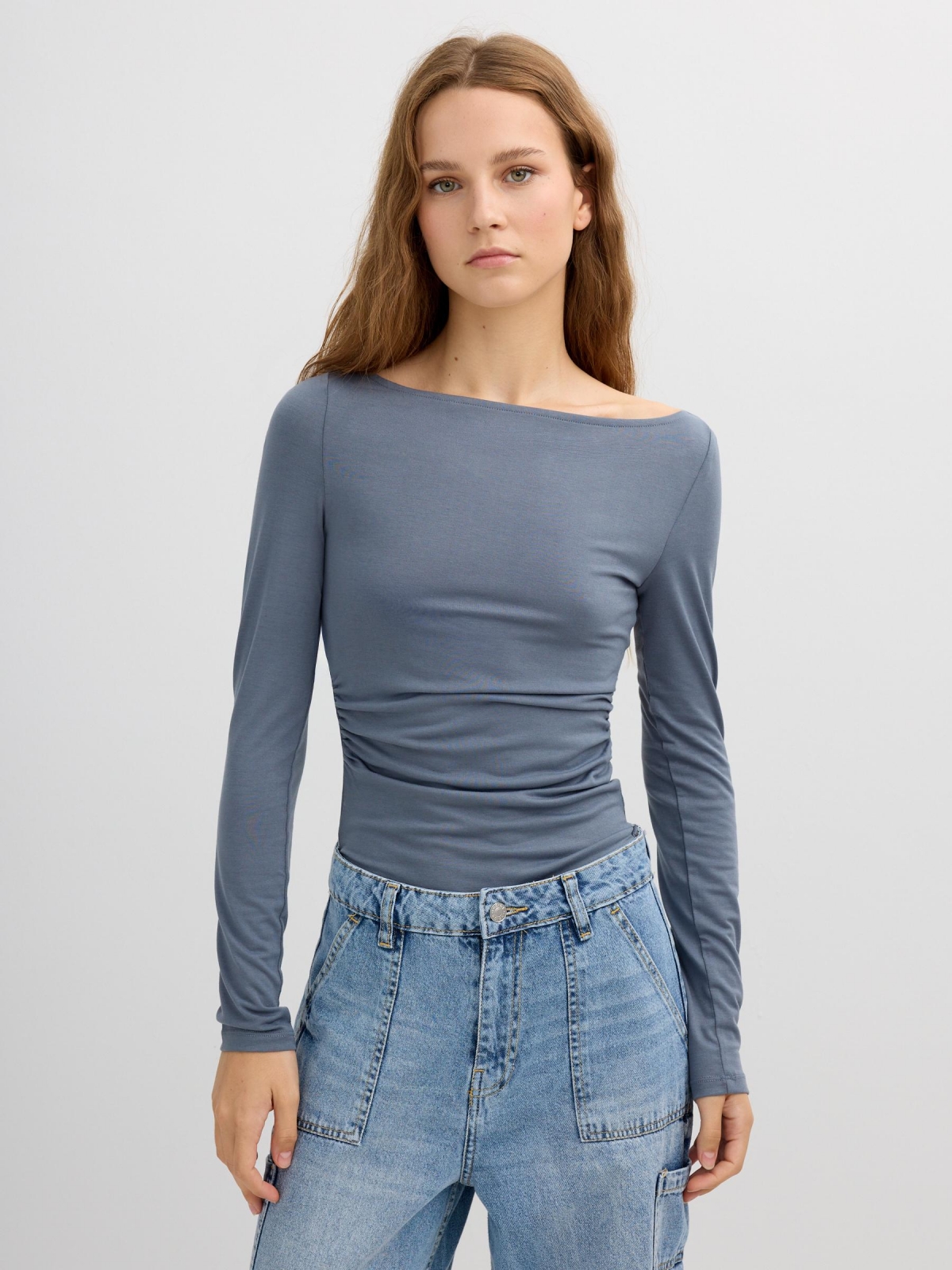 Camiseta fruncida cuello barco casual gris azulado vista media frontal