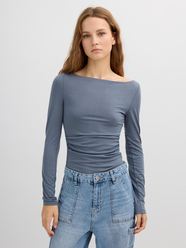 Camiseta fruncida cuello barco casual gris azulado vista media frontal