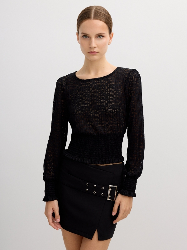 Blusa rendada preto vista meia frontal
